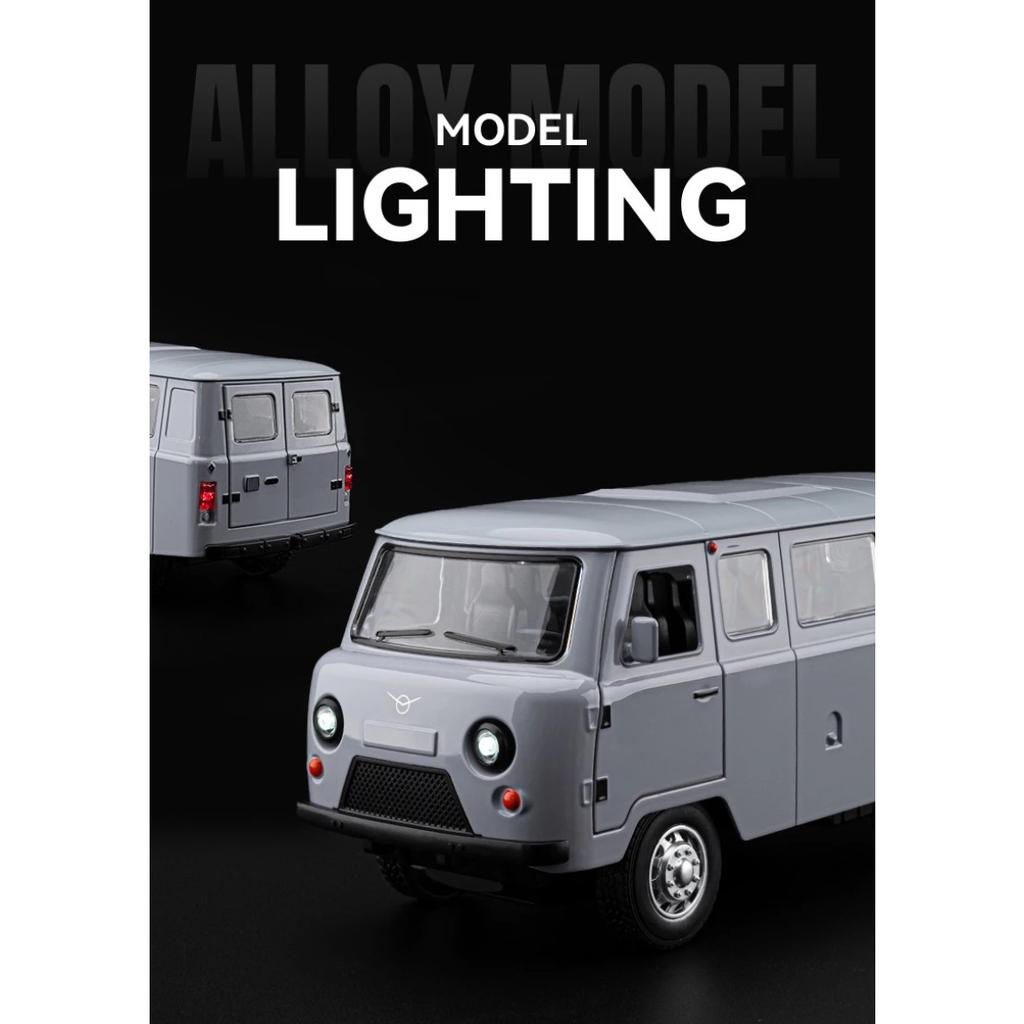 1/18 UAZ Traveler Alloy Van Car Model Diecasts Metal Off-road Vehicles Car Model Simulation Sound Light Collection Kids Toy Gift