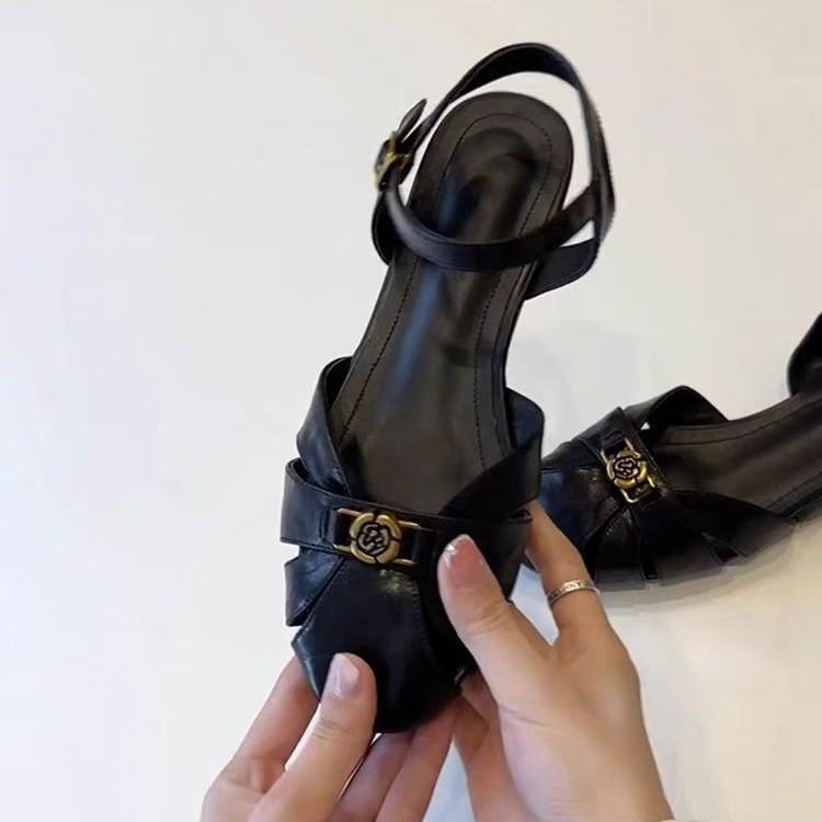 2025 summer new French hollow casual one-word sandals women's round head versatile retro camellia Roman shoes