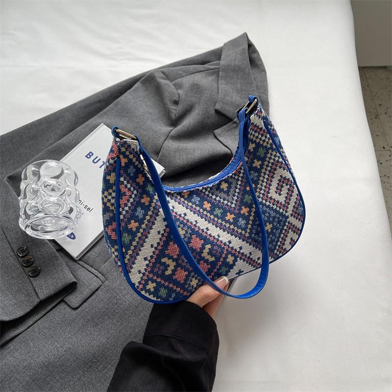 

Modern Vintage Inspired Dumpling Bag With Zipper Closure And Soft Fabric Ideal For Everyday Use синій