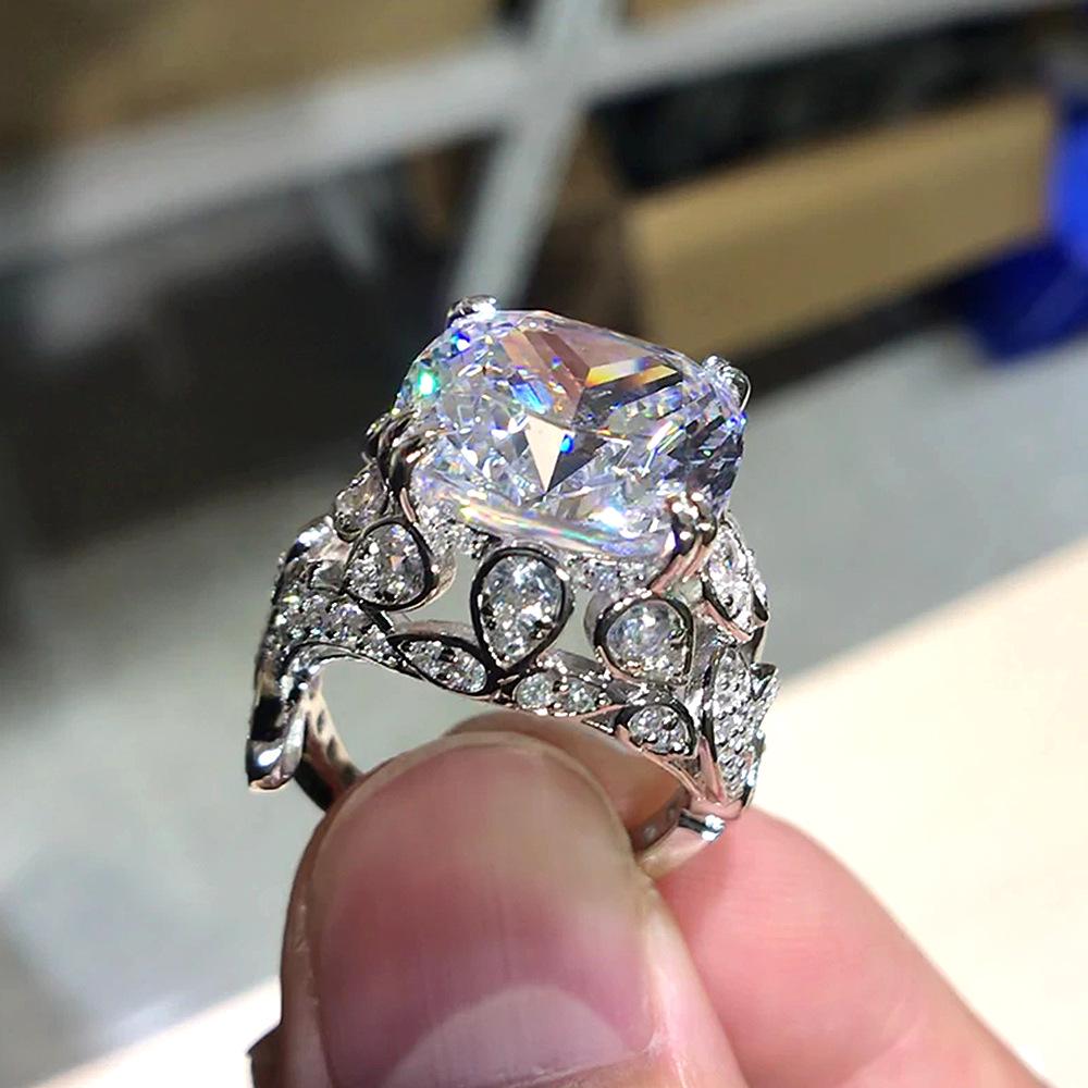 Elegant Vintage Openwork Zircon Ring - Luxurious High-End Women's Jewelry