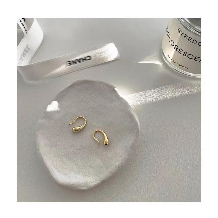 

ins niche design silver earrings women s Korean temperament high sense cold wind short hair personalized stud earrings tide