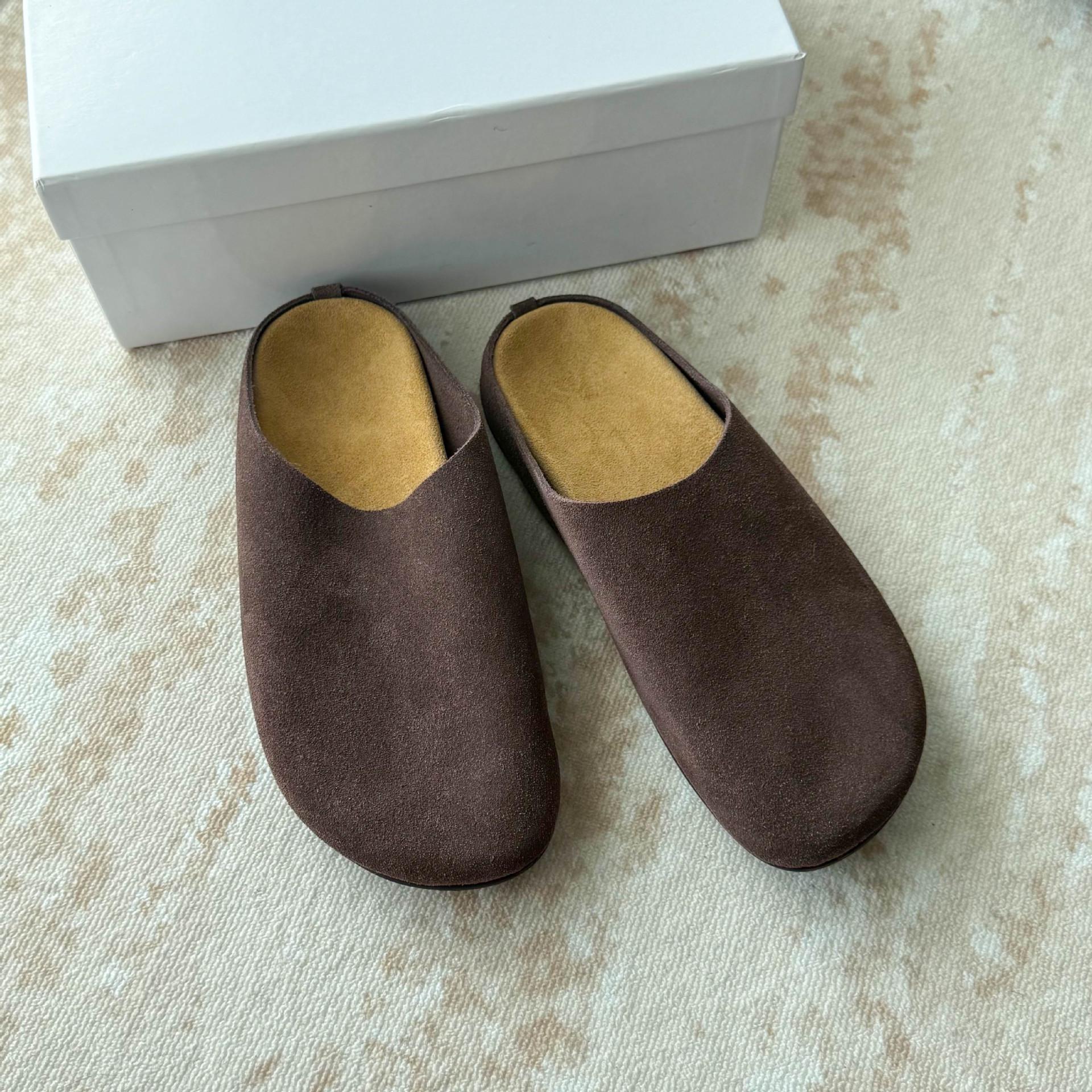 

Sangpo Retro Leather Closed-Toe Slip-On Slippers for Couples 40