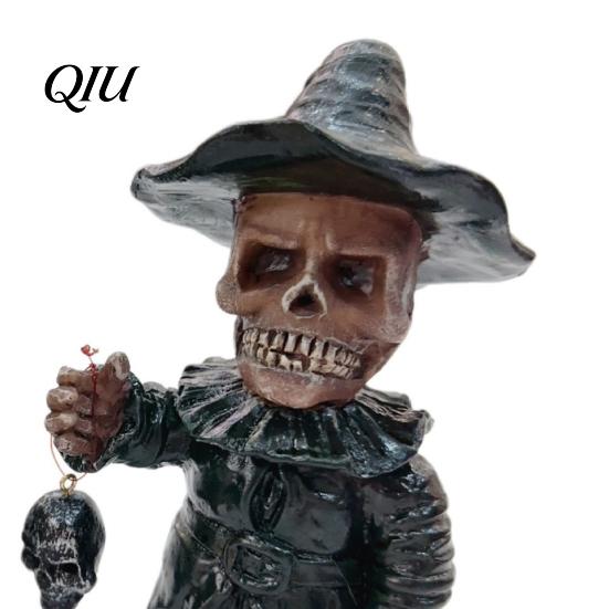 Hand-held Skull Pendant Gothic Skeleton Figurine, Small Resin Statue, Day of The Retro Distressed Dead Halloween Decoration for Shelf, Desktop, Office