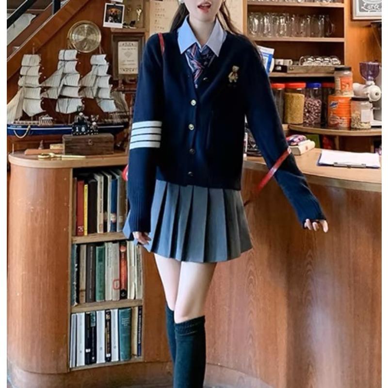 

Дизайнерский трикотажный свитер с длинным рукавом, с цветовой гаммой, визуально омолаживающей, для женщин, новинка начала осени, темпераментный кардиган с V-образным вырезом, топ с медведем, тренд One size темно-синий