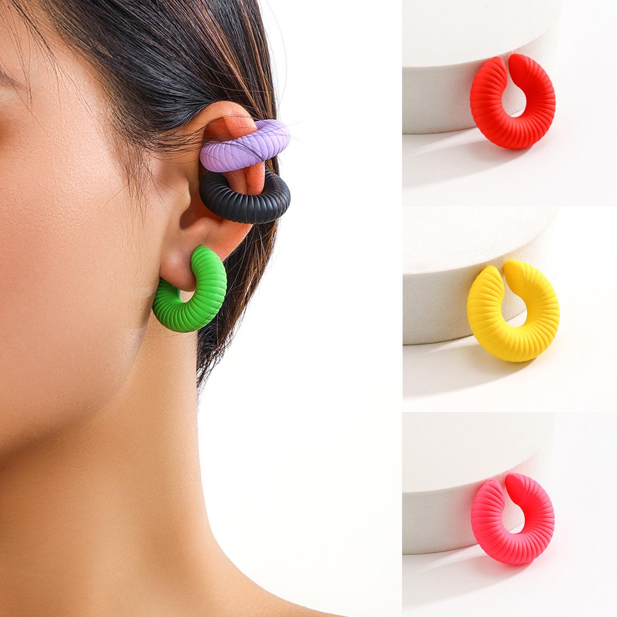 

Colorful Ribbed Striped Non-Piercing Single Ear Clip Circle Stud for Women