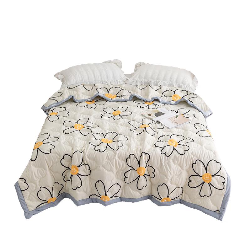 Breathable All-Season Lightweight Floral Quilt