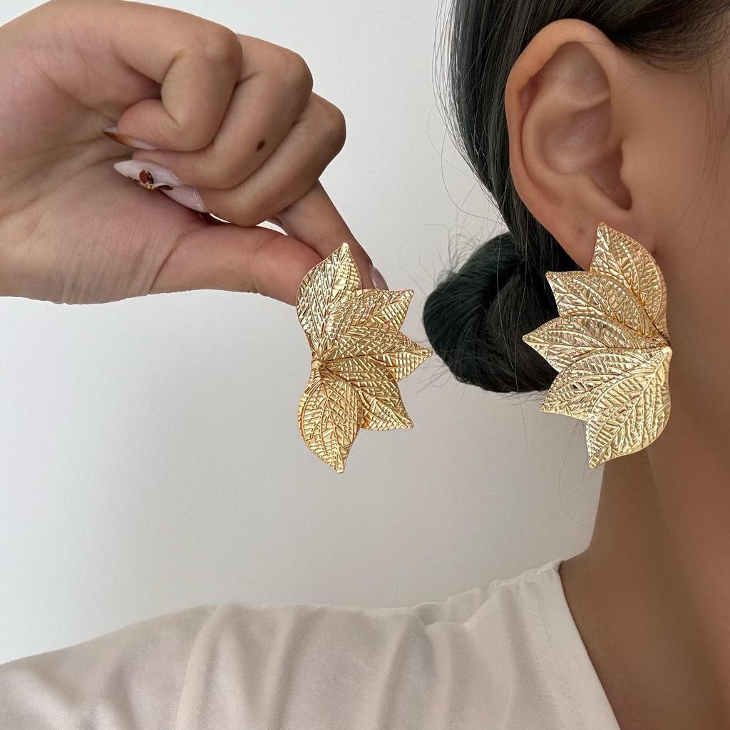 European & American Stylish Irregular Flower Stud Earrings for Women's Elegant Personality