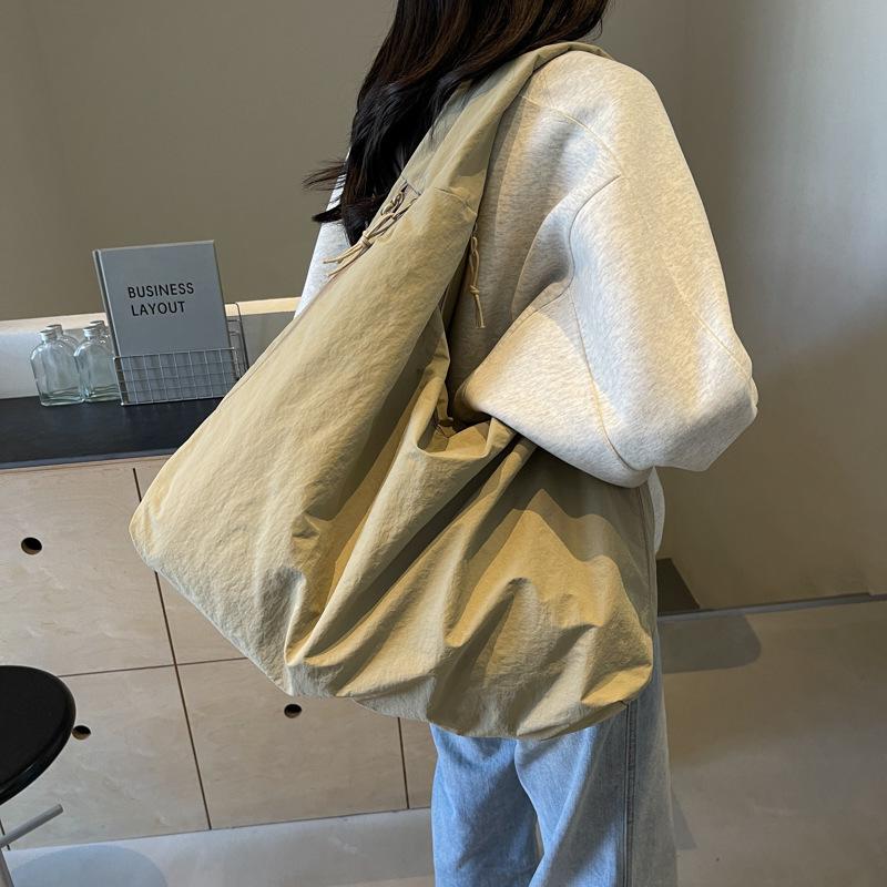 

2024 New Women’s Large Capacity Relaxed Canvas Tote – Autumn/Winter Casual Shoulder Bag 50cm Length x 12cm Width x 29cm Height чорний