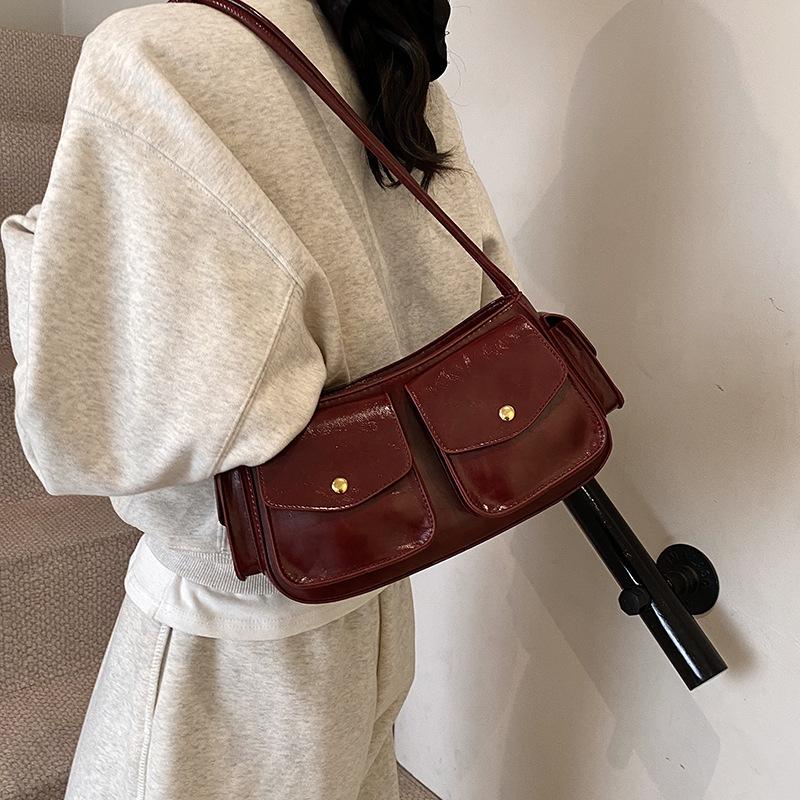 

Нишевая высококлассная многокарманная сумка-локомотив 2025 новая темпераментная на плечо, подмышку, сумка-мессенджер для通勤, сумка-багет 28.5*8*15 красный