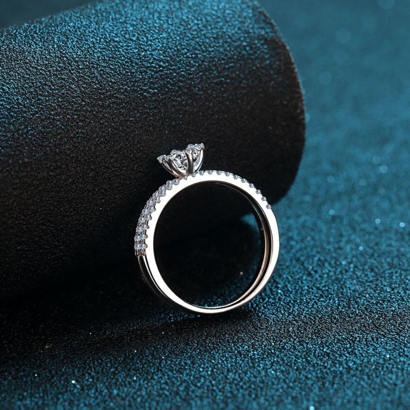 JoyceJelly Women's 0.5 or 1ct D Color Moissanite Diamond Ring Luxury Wedding Engagement Jewelry 925 Sterling Silver Plated Pt950 Gold