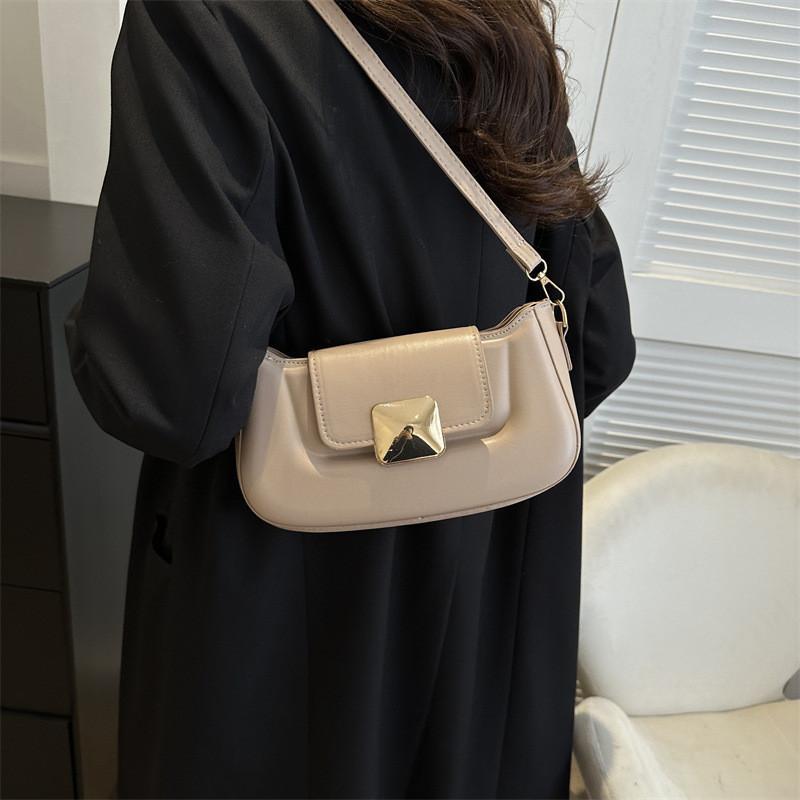 Fashionable Solid Color Minimalist Embossed Design 2023 Winter New Casual Trendy Armpit Diagonal Single Shoulder Small Square Bag Women Black