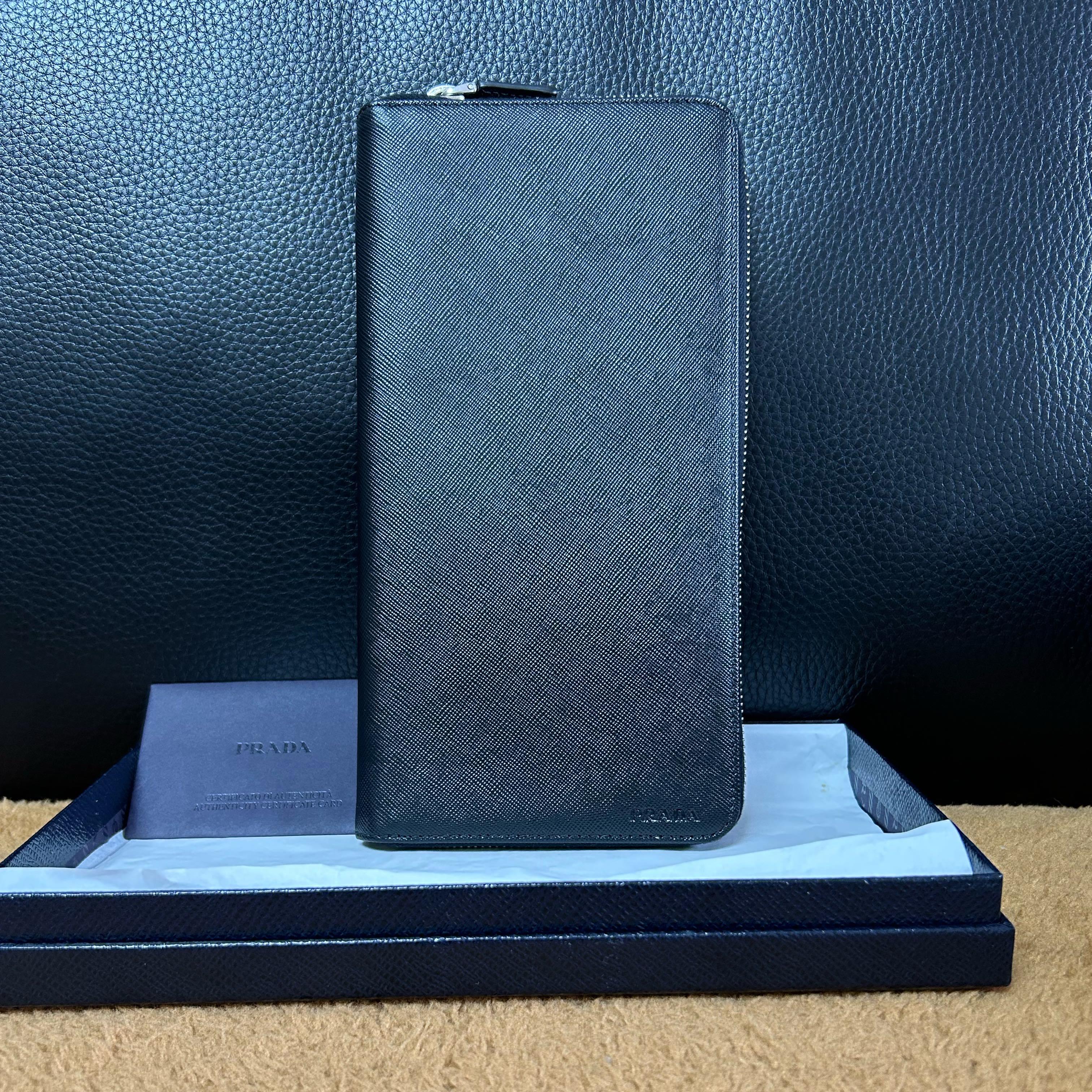 [Pre-Owned] Solid Color Metal Logo Saffiano Leather Wallet - Very Good #AA253P ONE SIZE