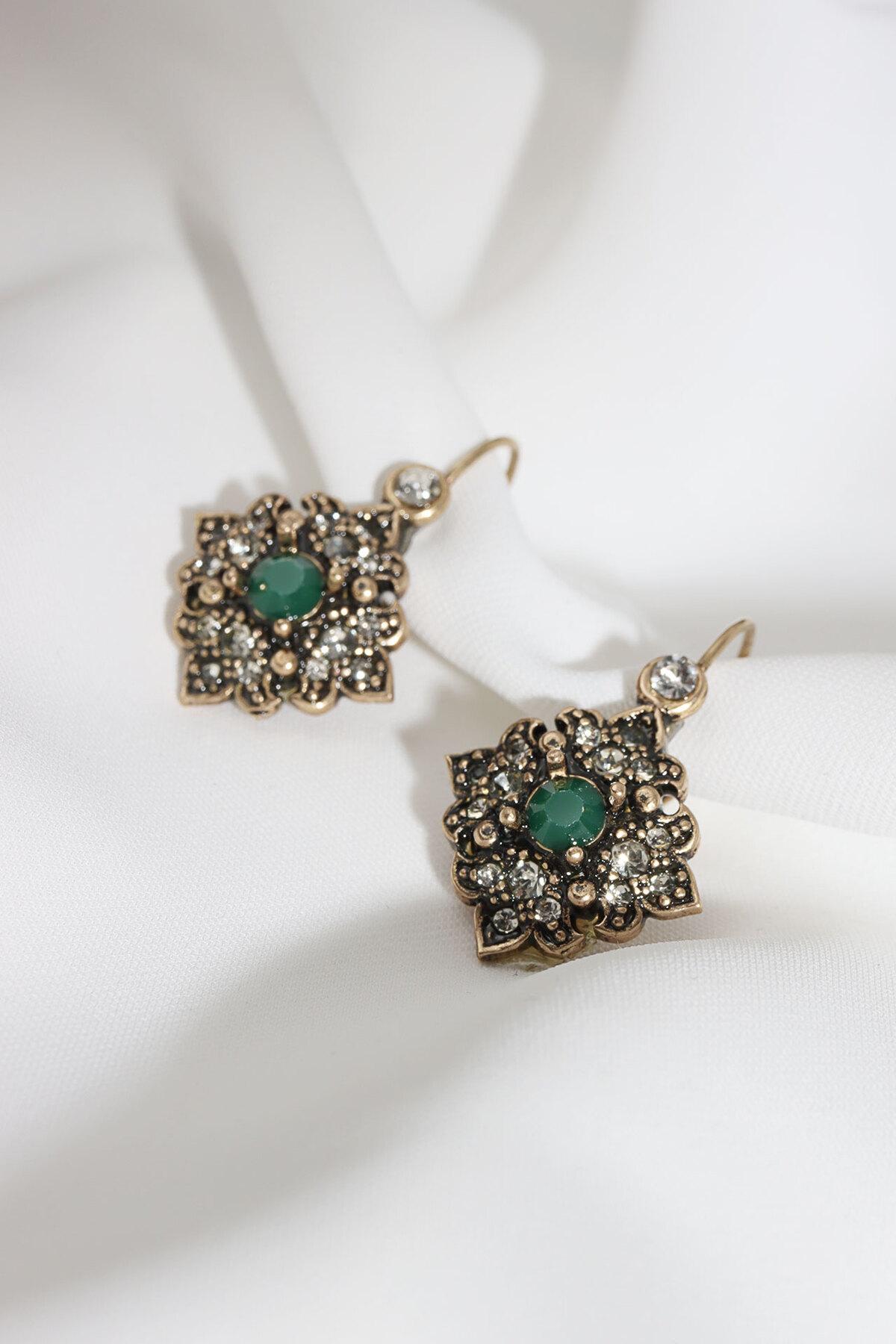 

Настоящие серьги с зеленым камнем