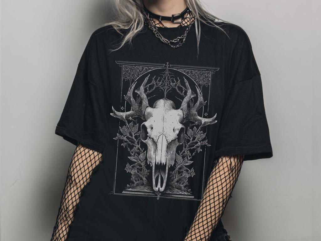 Okkulter Stierschädel Goth Grafik-T-Shirt, Hexenhaftes Dunkles Cottagecore Shirt, Dark Academia Whimsigoth Kleidung, Fee Grunge Top Goth Geschenk für Sie