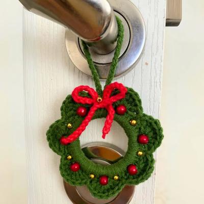 Háčkované vánoční ozdoby na věnec Malý ručně pletený věnec Závěsná ozdoba s mašlí pro vánoční stromeček Sváteční domácí dekorace