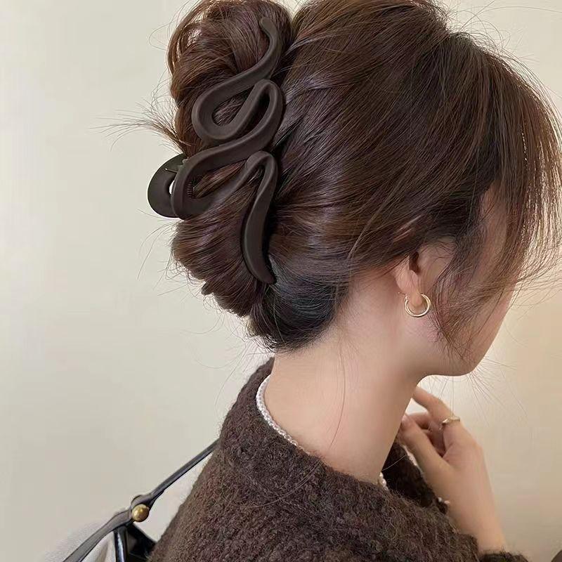 Large Shark Clip High-End Light Luxury Autumn And Winter Wave Grip Clip, Frosted Back Hair Clip Hair Accessory For Women