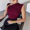 Einfarbiger ärmelloser Tanktop mit asymmetrischem Ausschnitt und Metallring-Dekor, figurbetont