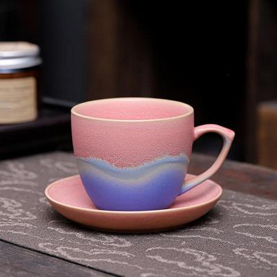 Keramik-Kaffeetasse und Untertasse mit Farbverlauf