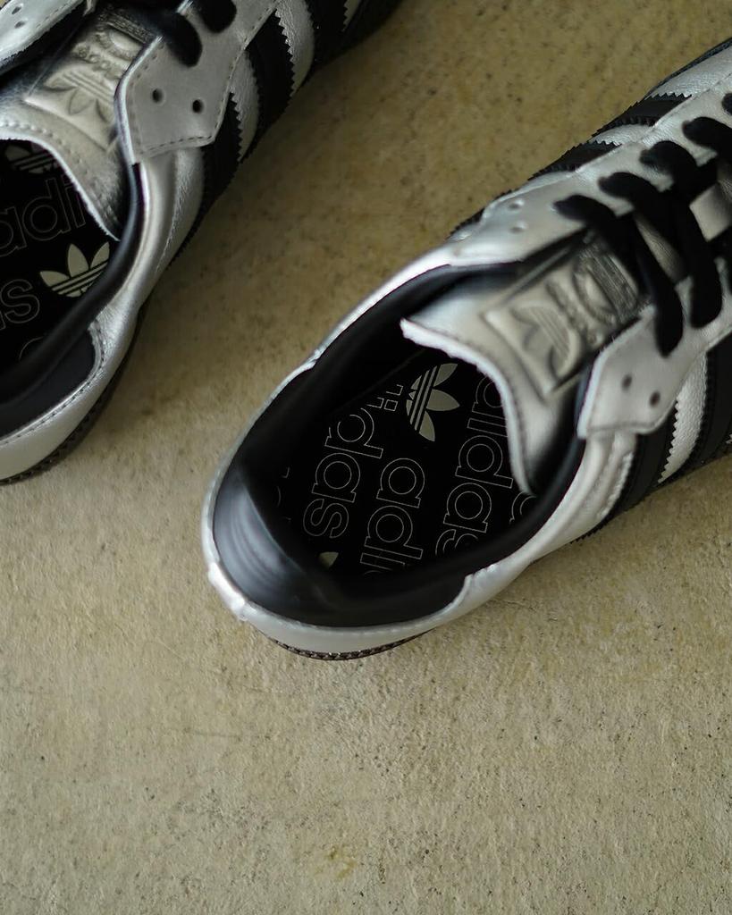 Adidas Originals Samba OG Silber Braun Originals SAMBA OG KI8464 Schuh Metallisch/Kern Schwarz/Dunkel SILVMT/CBLACK/DBROWN (Japanische Größe, Erwachsene, numerisch,