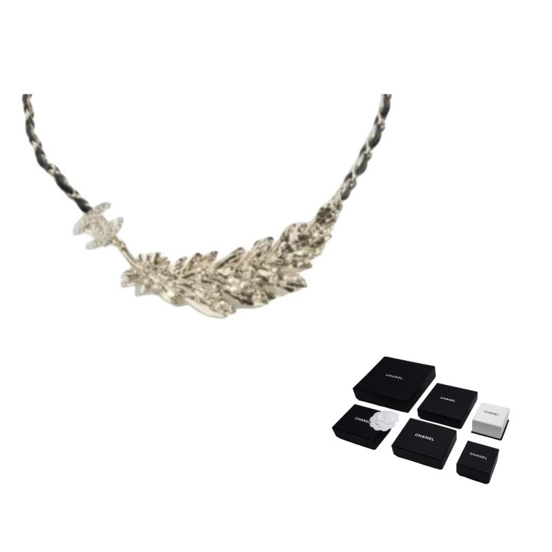 

CHANEL 25ss [25S Spring and Summer] Engraved Design Metal Necklace Unisex Couple Style Gold золотий