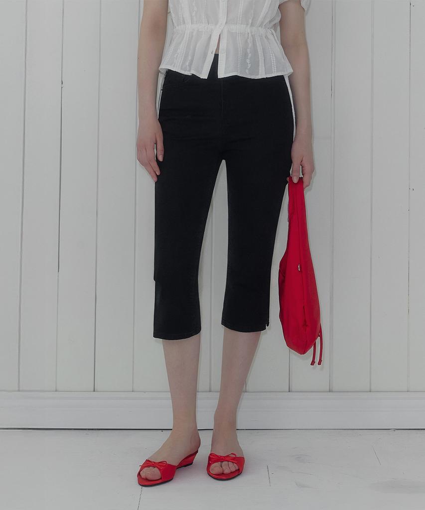 Teuwi Delk Slit Capri Pants