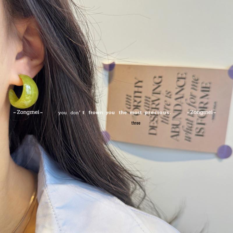 Hong Kong Style Amber Hoop Earrings: 2026 New Retro Studs for Square and Round Faces - Perfect for Autumn and Winter