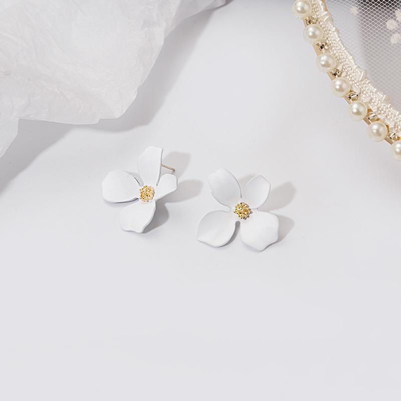 

Серьги-маргаритки из серебра 925 пробы - свежие, красочные лепестки цвета конфетной краски белый