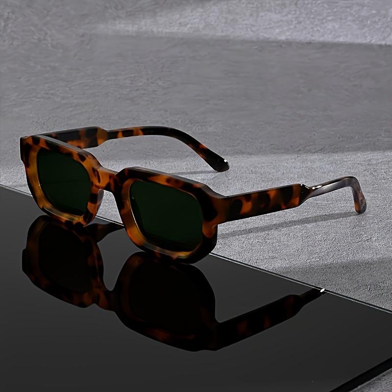 The Lightweight and Durable Design of The Unisex Simple Box Glasses Is Suitable for Daily Fashion Accessories