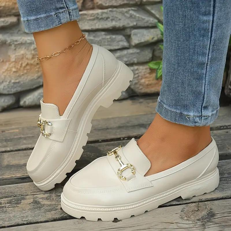 Damesko i metallisk loafers-stil med dekorative spennestropper - Slip-on sko med rund tå som er komfortable for alle årstider