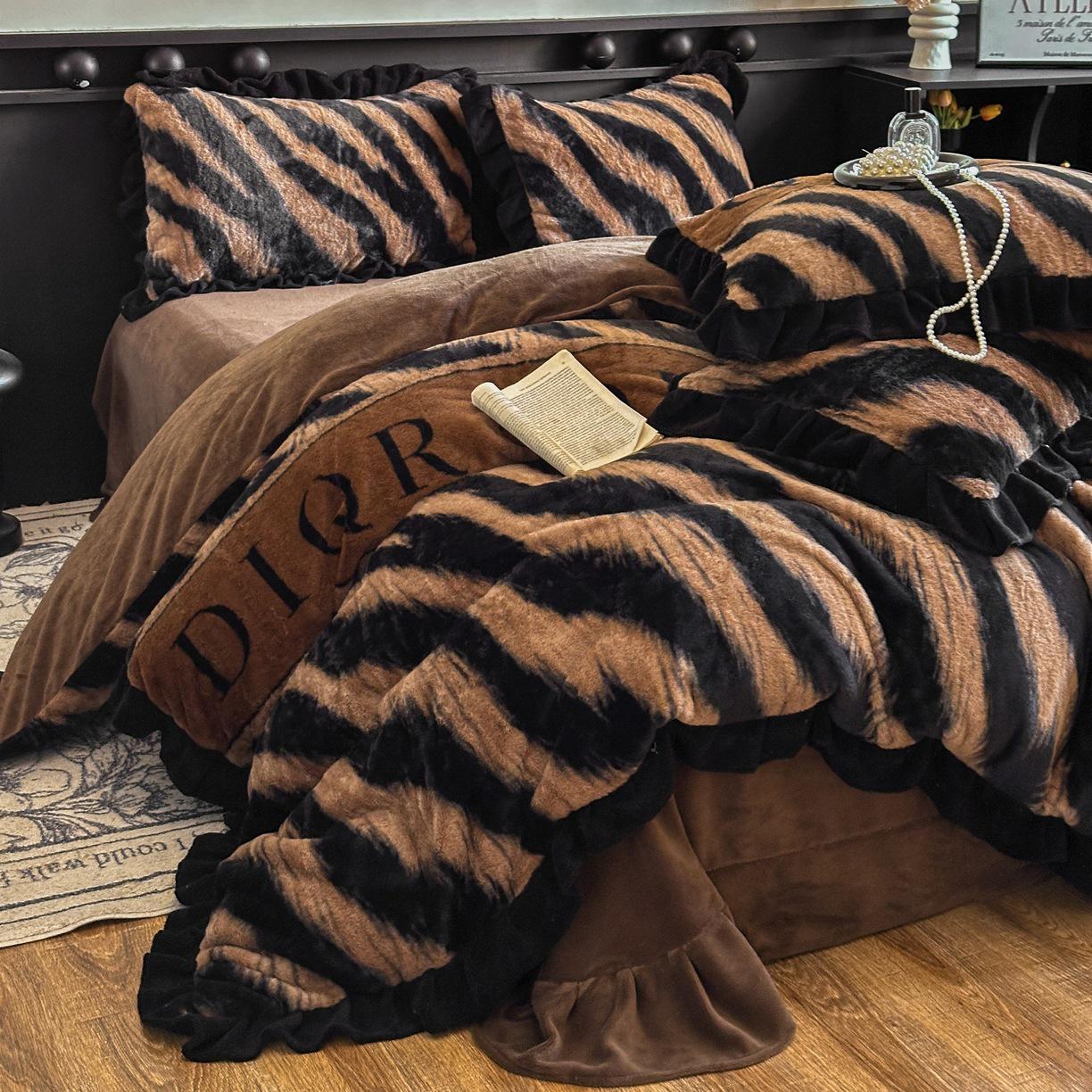 

Бархатный комплект постельного белья из четырех предметов в корейском стиле с кружевом и кроличьим мехом: Включает простыню на резинке высокой плотности, пододеяльник и плюшевую простыню. Fitted Sheet Set 1.5 - Duvet 200x230