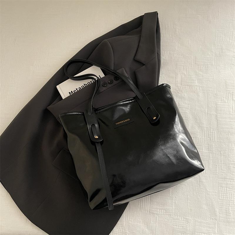 

Large-capacity bag women s winter trendy new simple shoulder bag premium texture commuter tote bag