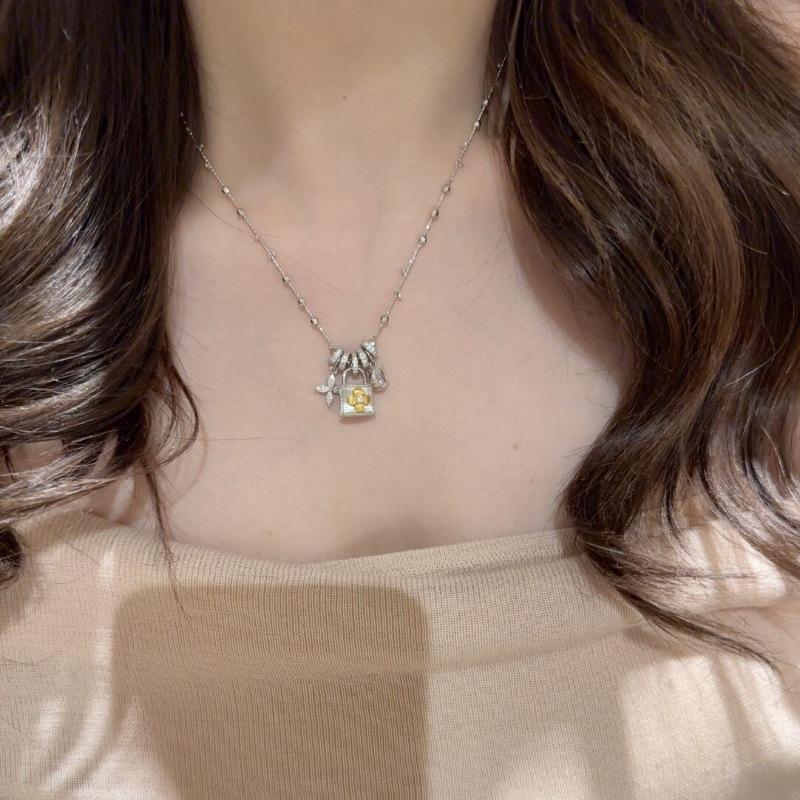 Light Luxury High-End Brushed Running Ring Four-Leaf Flower Lock Necklace Versatile Niche Design Medieval Seiko Collarbone Chain