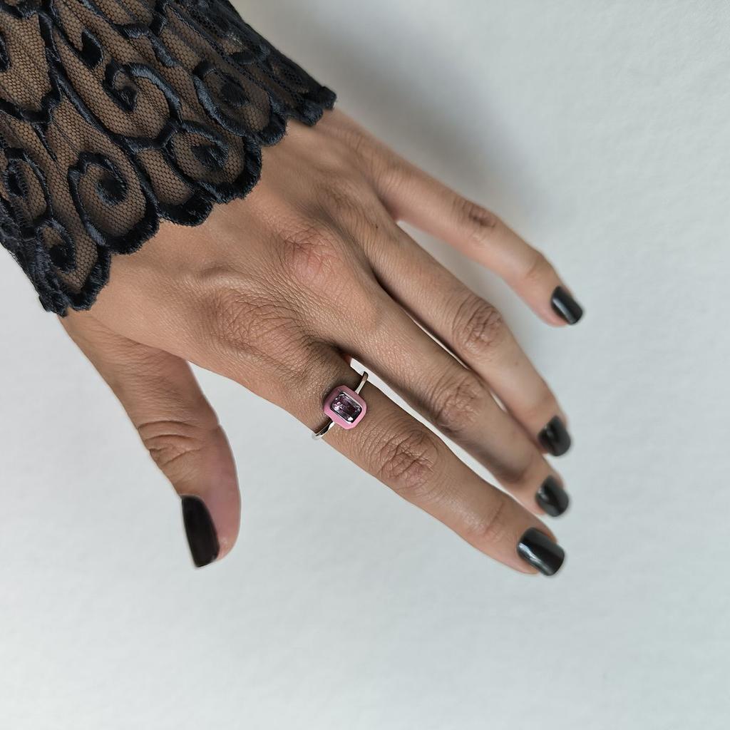 Серебряное кольцо с фианитами, емаллю, вес изделия 1,8 гр (60002238)