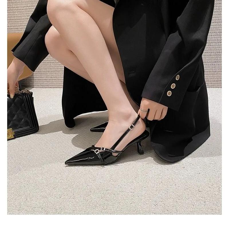 Modische Sandalen 2025 Sommer neu sexy Party spitz zulaufende Stilettos, Lackleder elegante Damenschuhe, große Größe