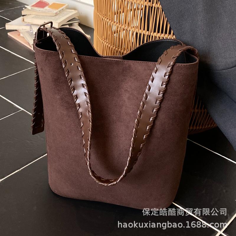 Casual Large-capacity Bag 2025 New Relaxed Commuter Women's Shoulder Bag Fashionable Woven Tote Bucket Bag