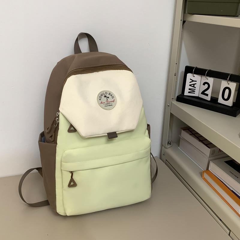 

Этот рюкзак — модная и вместительная сумка для учеников средней и старшей школы в стиле школьницы. .