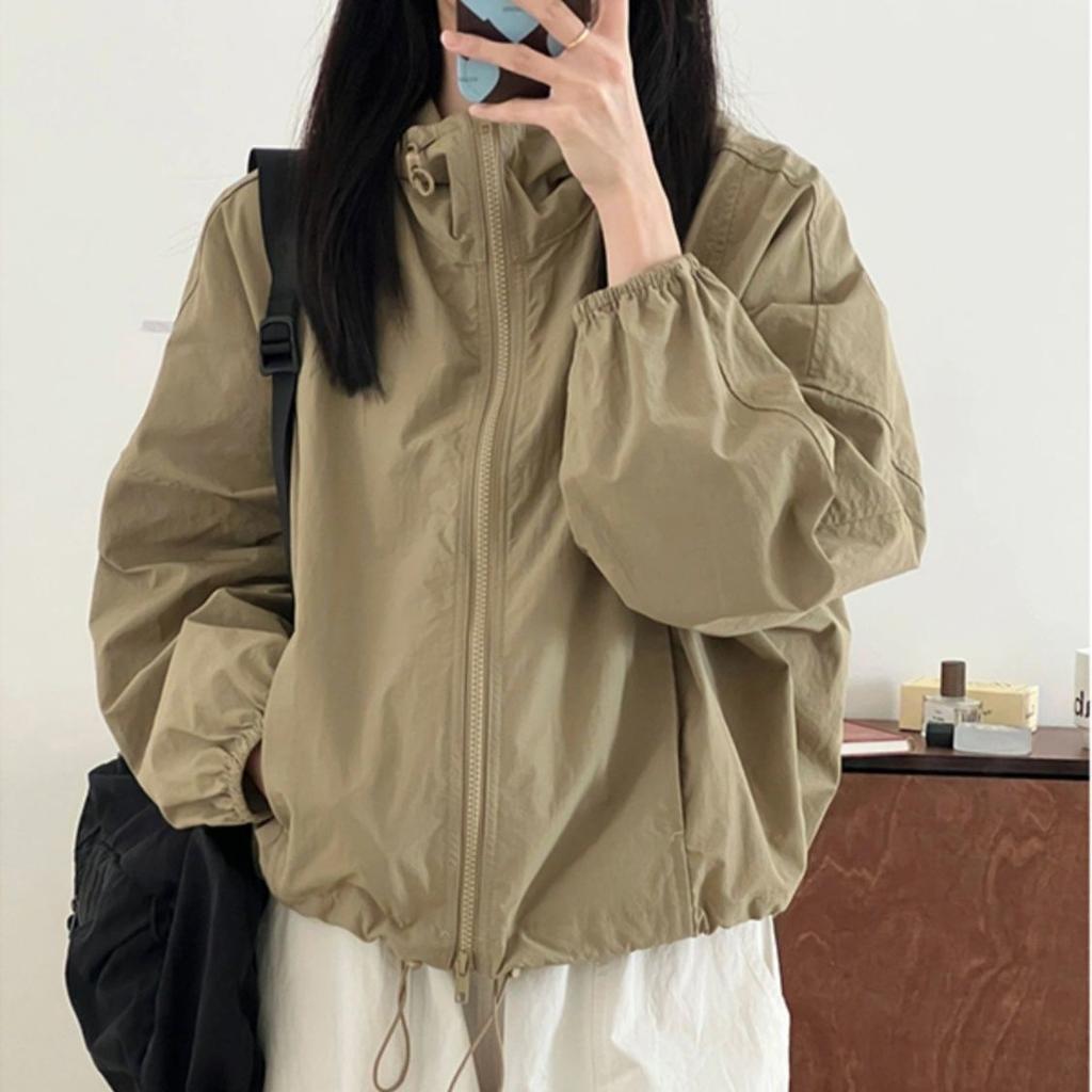 Women's Khaki Short Hiking Windbreaker Jacket Lightweight Cargo-Inspired Sports Top for Spring and Autumn