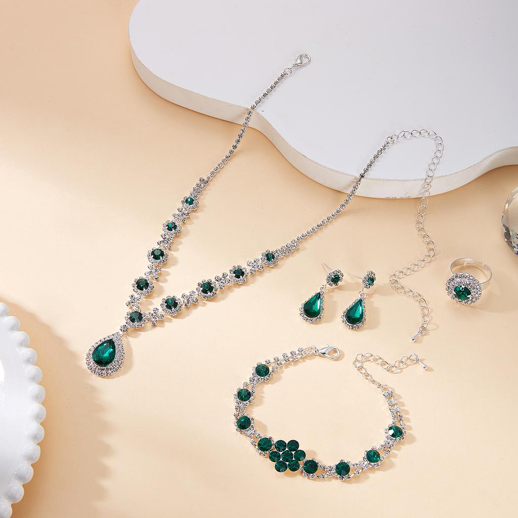 Luxe Groen Kristal Waterdruppel Sieradenset Voor Vrouwen Vol Strass Zirkonia Kettingen Armband Ring Oorbellen Huwelijksgeschenk