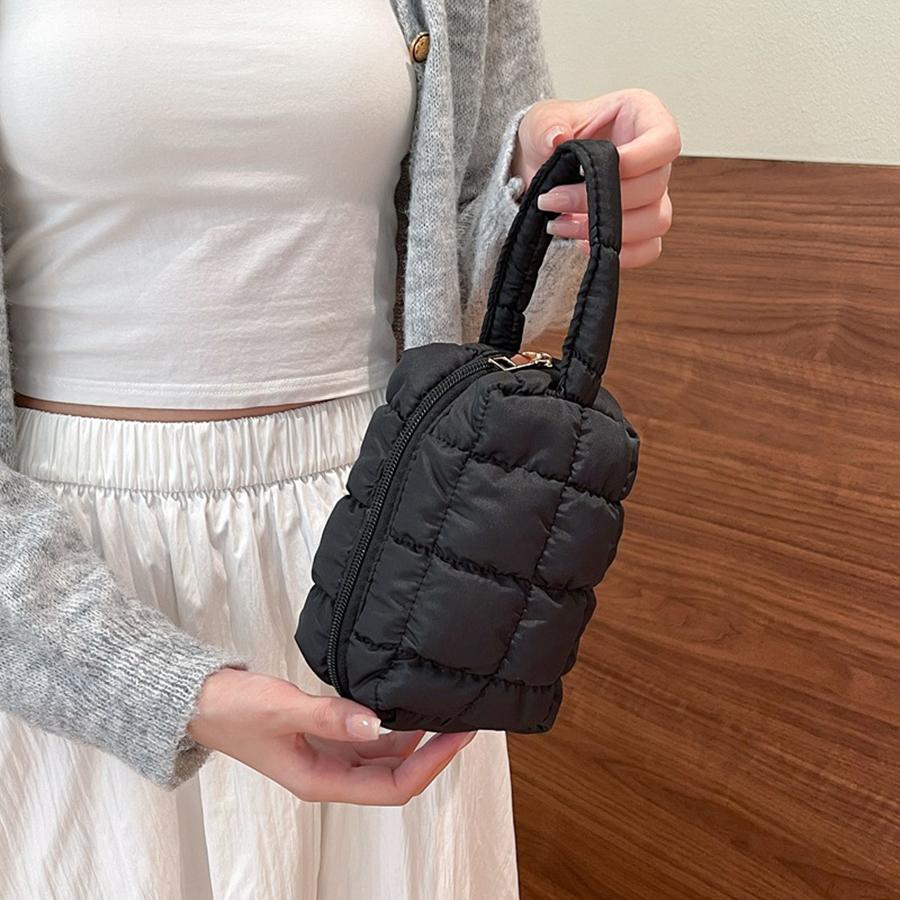 

Quilted Polyester Makeup Bag, Large Capacity, Unisex-Adult, Portable Handheld Organizer, Unscented, Fashionable Grid Pattern