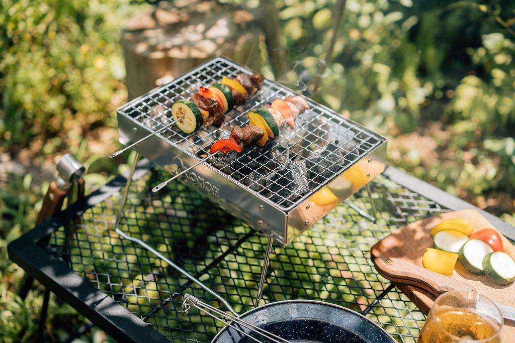 ONOE Faltbarer Feuergrill Kompakter Stahl Lagerfeuerständer Campingausrüstung Grillkocher Grill Solo BBQ Holzkohle FG-1827 [Edelstahlgrill]