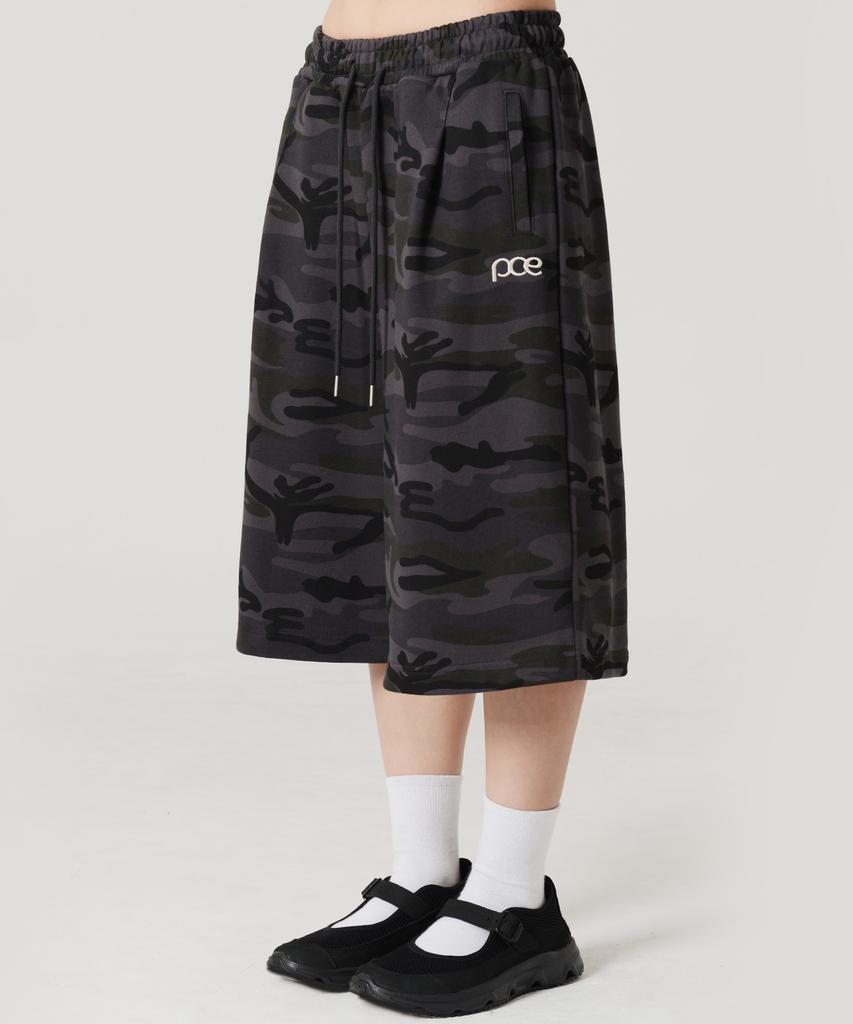 PEACE MAKER Pce Applique Deep Tuck Bermuda Sweat Shorts (Camouflage)