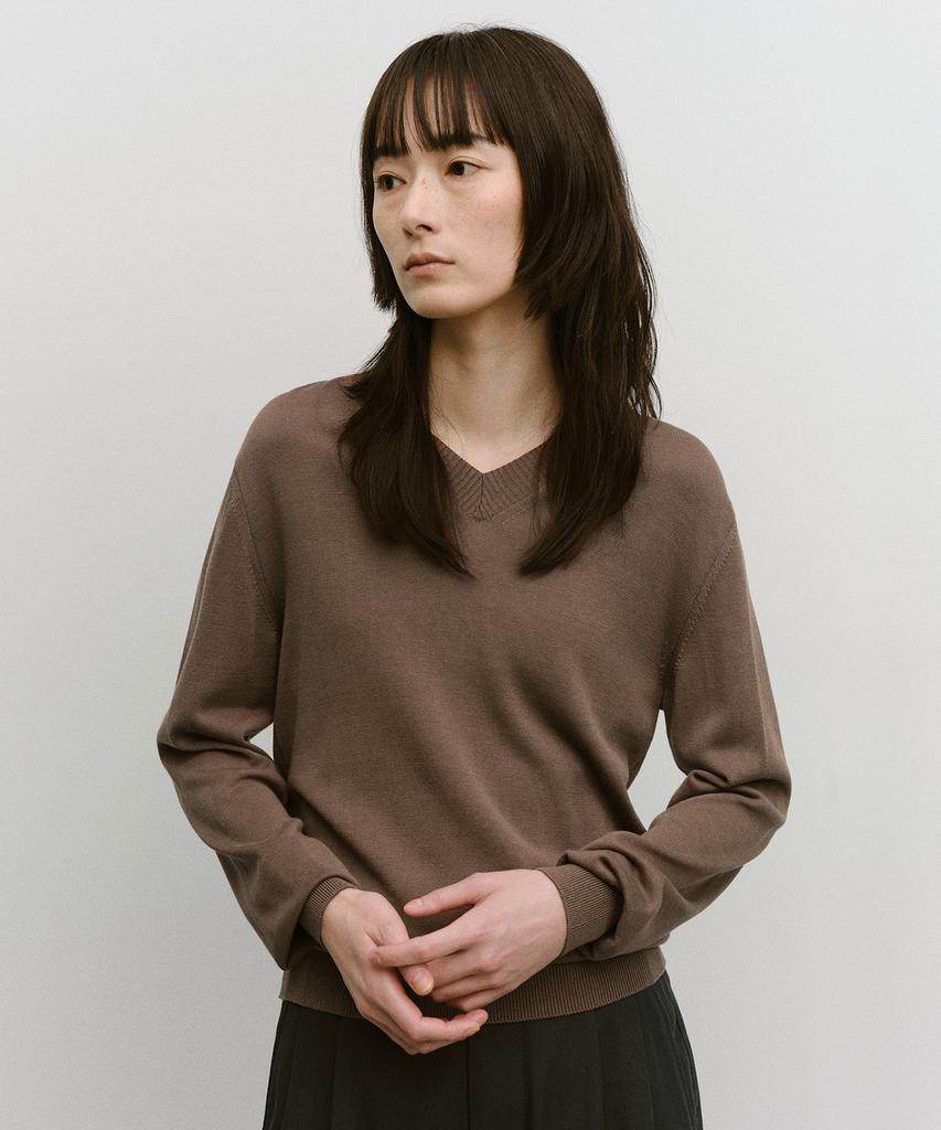ANOTHER OFFICE WOMEN W. Current Silk V-Neck Knit (Mild Brown)