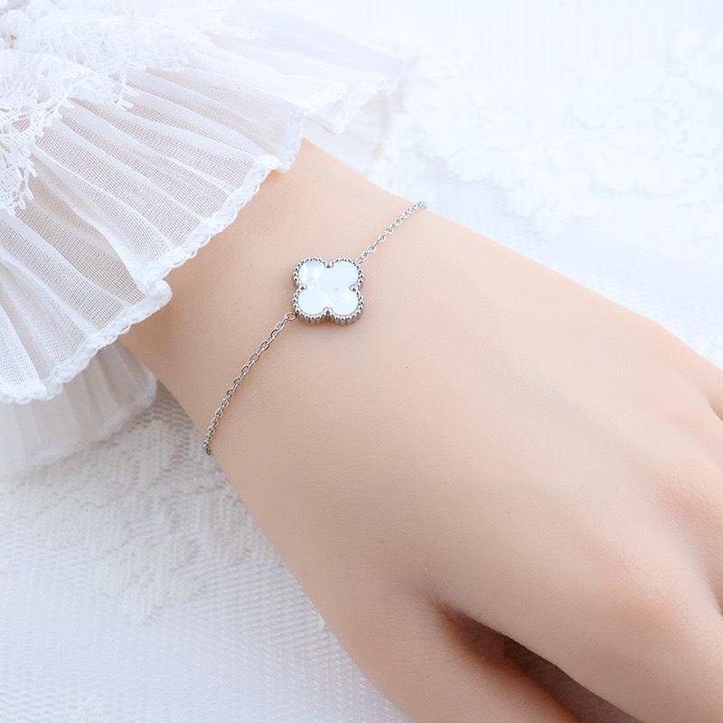 

Браслет из титановой стали 13 мм в виде четырехлистного клевера, женский простой браслет в стиле цветочного сада, не выцветающий серебро белый