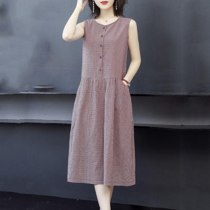 

Женское летнее коричневое клетчатое платье-миди без рукавов с карманом и пуговицами M красный