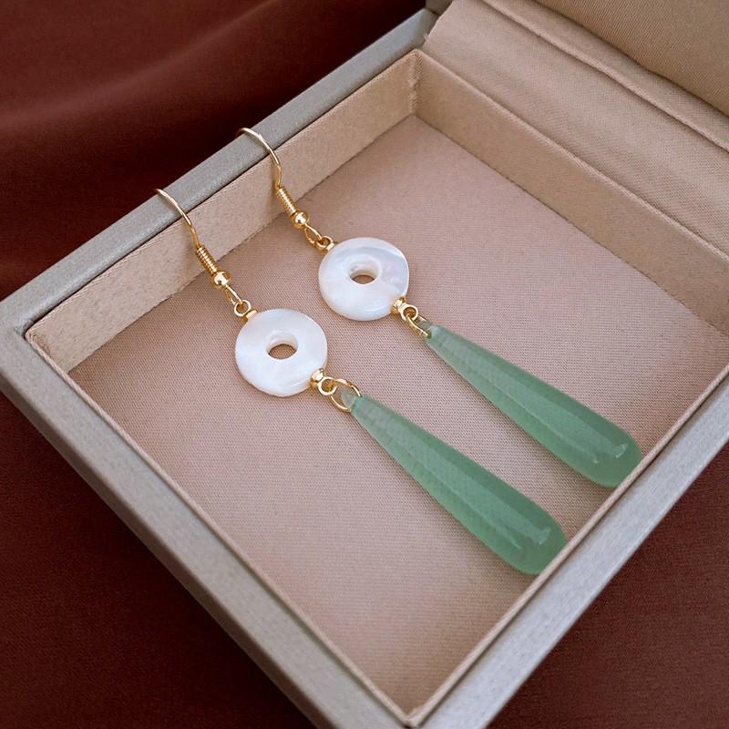 Ohrstecker im chinesischen Stil mit Schmetterling und Blume aus Stein: Elegantes und cooles High-End-Design