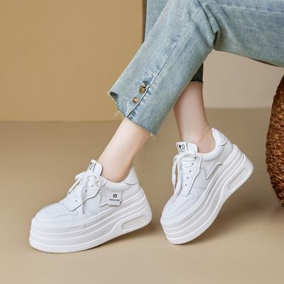Innere Höhenerhöhung kleine weiße Schuhe Damen Frühling und Sommer neu Leder dicksohlige Muffin lässige kleine Board-Schuhe einzelne Schuhe