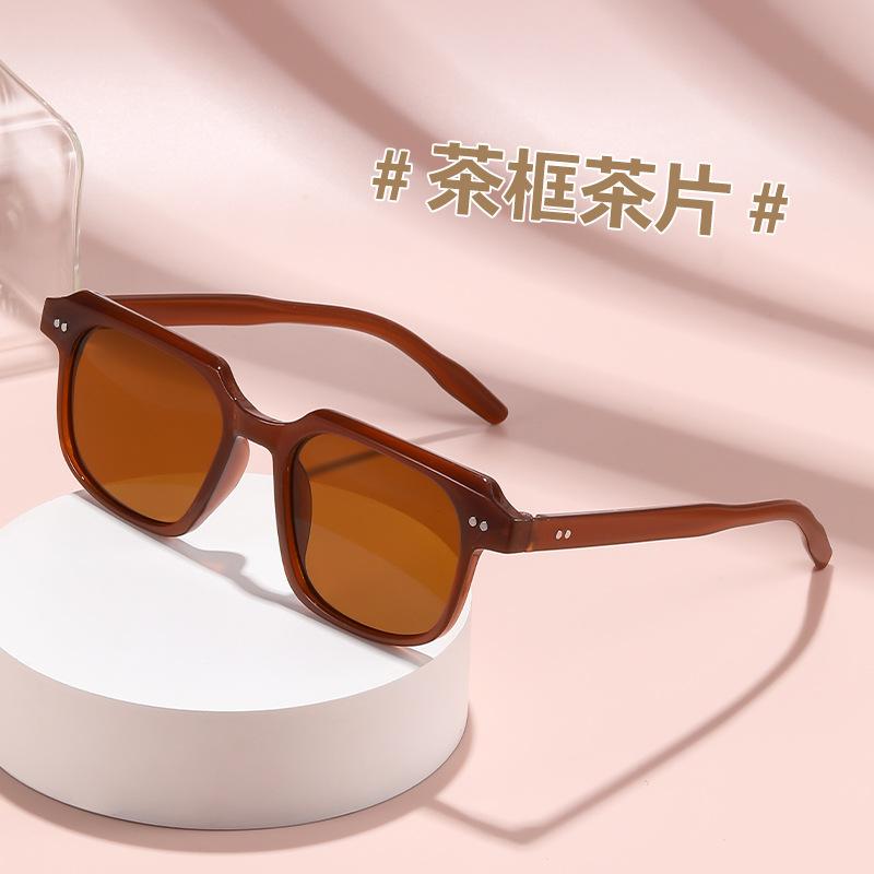 Stylish Rivet Sunglasses Square frame Sunglasses for Women Men Vintage Retro Trending Sun Eyeglasses Shades UV400 gafas de sol