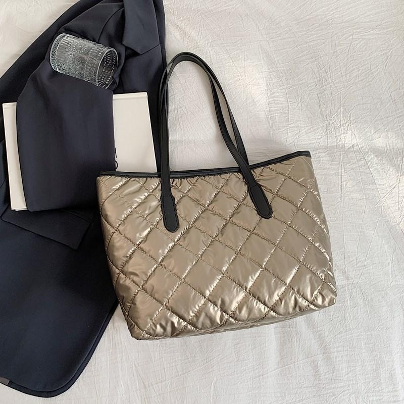 

Нова нішева сумка великої місткості в іноземному стилі проста і модна сумка під пахвами літня повсякденна ретро сумочка 2024 року шампанського