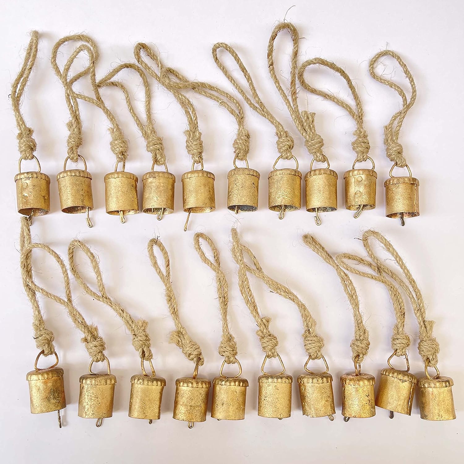 

Набор из 20 штук, ручной работы, деревенские золотые металлические колокольчики с джутом для бохо-музыки ветра, винтажные рождественские украшения и декор для ведьмовства