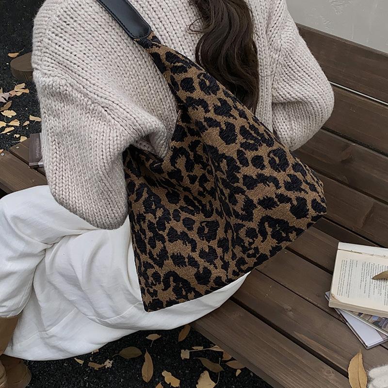 

Retro bag women s large-capacity 2025 new autumn and winter versatile simple shoulder bag is popular this year, tote bag цветной печати леопарда
